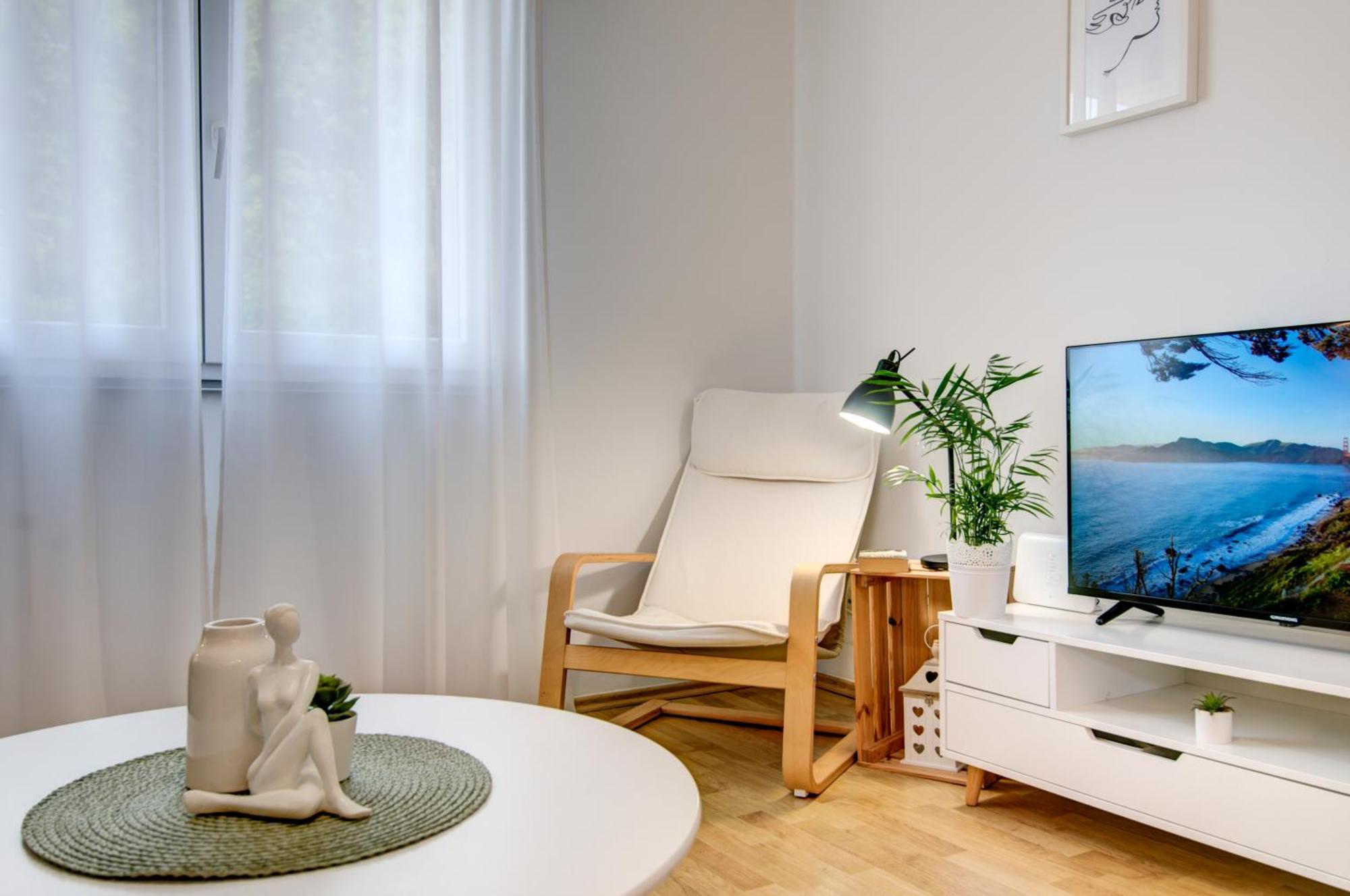 Centar White Apartment *